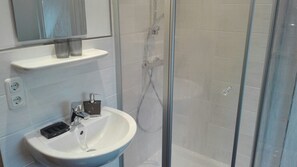 Apartment, Terrasse | Badezimmer | Dusche, kostenlose Toilettenartikel, Haartrockner, Handtücher