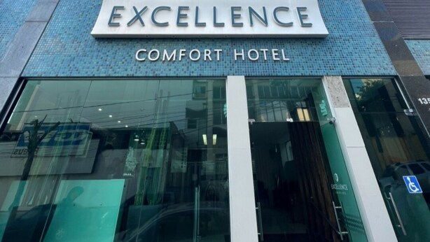 EXCELLENCE COMFORT HOTEL har en tydlig logotyp och skyltar på fasaden.