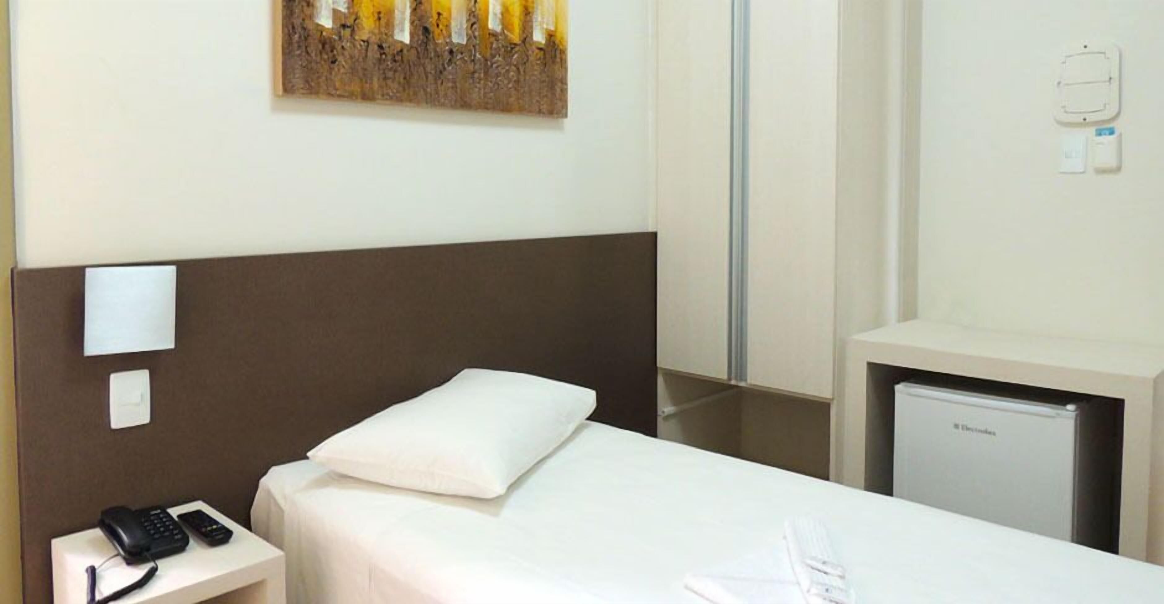 Minibar, escritorio, cortinas opacas y wifi gratis