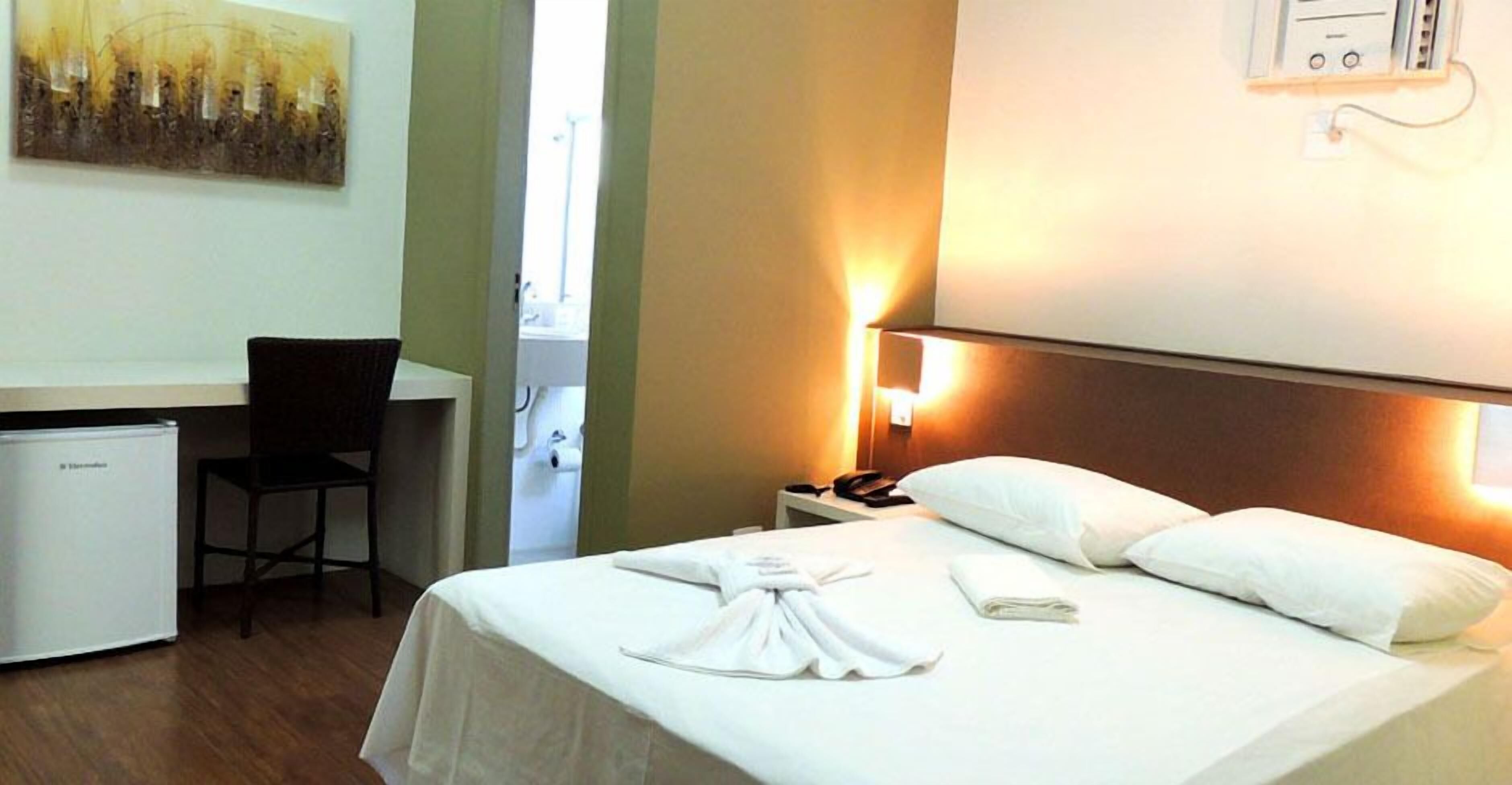 Minibar, escritorio, cortinas opacas y wifi gratis