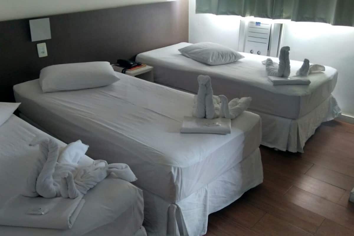 Minibar, escritorio, cortinas opacas y wifi gratis