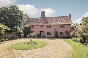 Exterior - Fabulous Elizabethan 16th century 5 bedroom house with large enclosed garden (Thrandeston)