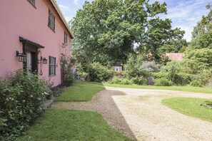 Property grounds - Fabulous Elizabethan 16th century 5 bedroom house with large enclosed garden (Thrandeston)