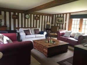 Smart-TV, Kamin, DVD-Player, Tischfußball