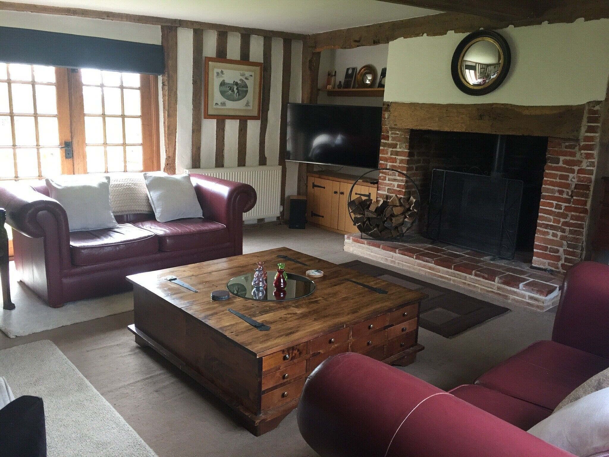 Smart-tv, eldstad, dvd-spelare och bordsfotboll