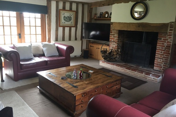 Smart-tv, eldstad, dvd-spelare och bordsfotboll