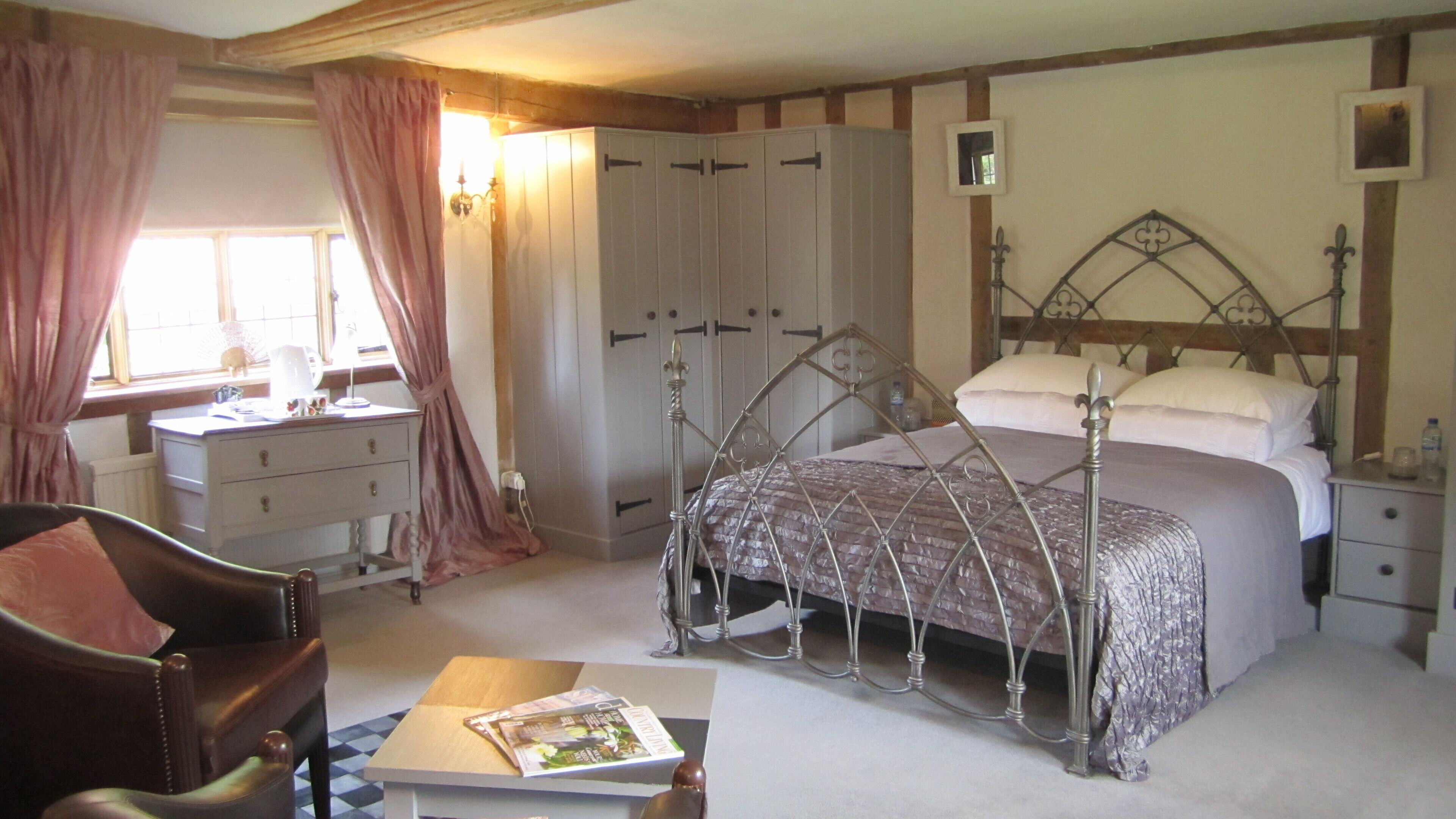 5 bedrooms, desk, iron/ironing board, travel crib