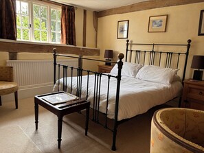 5 Schlafzimmer, Schreibtisch, Bügeleisen/Bügelbrett, Reisekinderbett