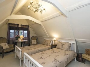 5 bedrooms, desk, iron/ironing board, travel cot - Fabulous Elizabethan 16th century 5 bedroom house with large enclosed garden (Thrandeston)