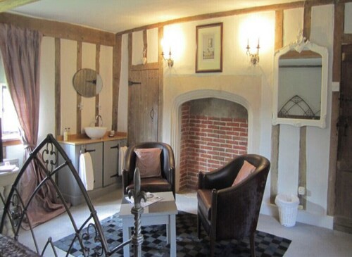 Fabulous Elizabethan 16th century 5 bedroom house with large enclosed garden