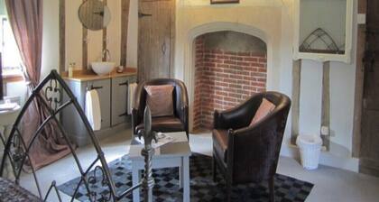 Fabulous Elizabethan 16th century 5 bedroom house with large enclosed garden