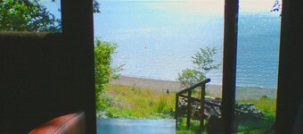 SLOY CABIN is a charming log Cabin in a stunning loch side location.