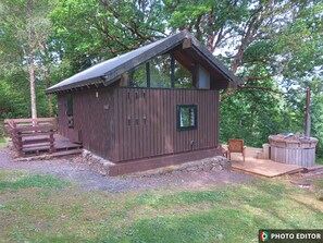 Property grounds - SLOY CABIN is a charming cabin in a stunning loch side location, with hot tub. (Taynuilt)