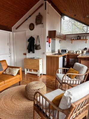 Smart TV, DVD player, books, stereo - SLOY CABIN is a charming cabin in a stunning loch side location, with hot tub. (Taynuilt)