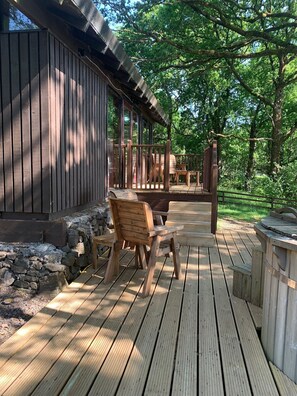 Terrace/patio - SLOY CABIN is a charming cabin in a stunning loch side location, with hot tub. (Taynuilt)