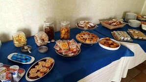 Una mesa de buffet con diversos alimentos y salsas.