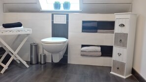 Dusche, Haartrockner, Handtücher, Toilettenpapier