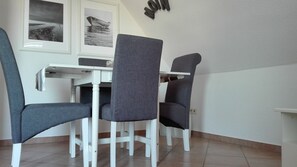 Apartment | Essbereich im Zimmer