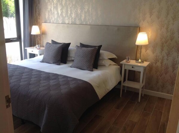 Tabla de planchar con plancha, wifi gratis, ropa de cama