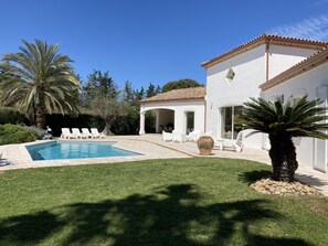 Outdoor pool, a heated pool - VILLA 4 ETOILES 8 PERS 136 M2 PISCINE CHAUFFEE AU SEL JARDIN ARBORE 1000 M2 (Agde)