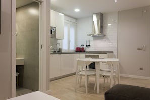 Standard Apartment, 1 Bedroom (A) | Private kitchen | Full-size fridge, microwave, oven, stovetop - Arenal Suites Preciados (Madrid)