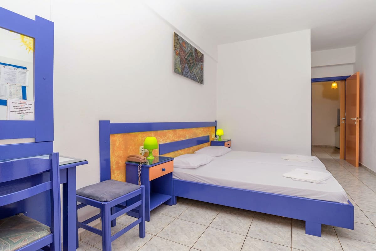 1 habitación, escritorio, tabla de planchar con plancha y wifi