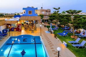 Seasonal outdoor pool, open 9:30 AM to 8:00 PM, pool umbrellas - Eltina Apartments (Hersonissos)