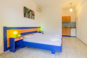 Estúdio standard, 2 camas de solteiro, vista para o jardim (Double) | 1 quarto, escrivaninha, ferros/tábuas de passar roupa, Wi-Fi (sobretaxa)