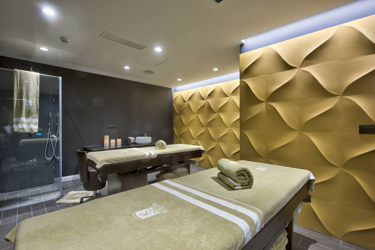 couples treatment room(s), sauna, hot tub, steam room