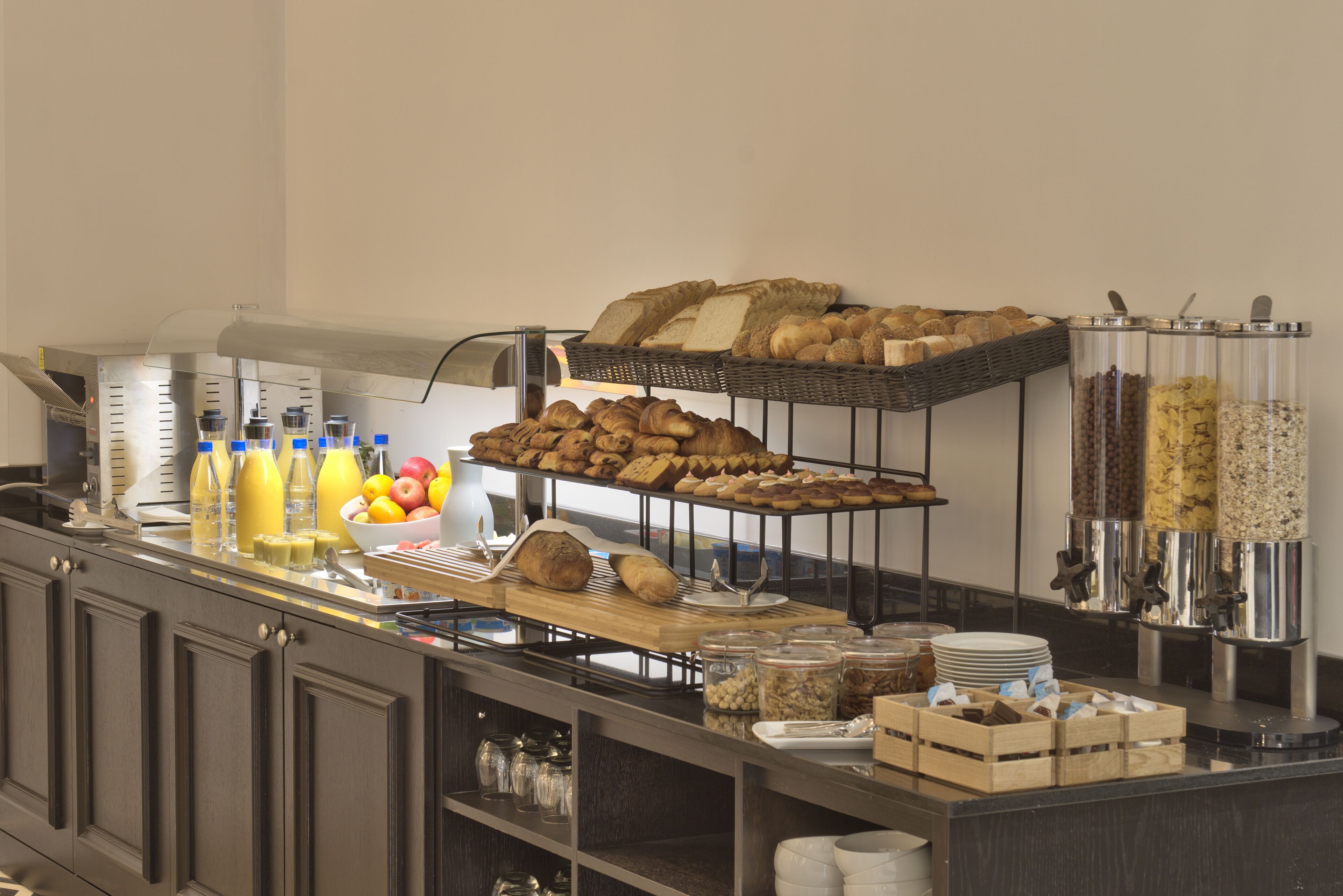 free daily breakfast