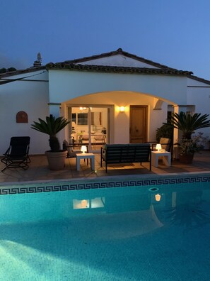 Pool - L'Escala: house with private garden, pool, & free Wi-Fi (L'Escala)