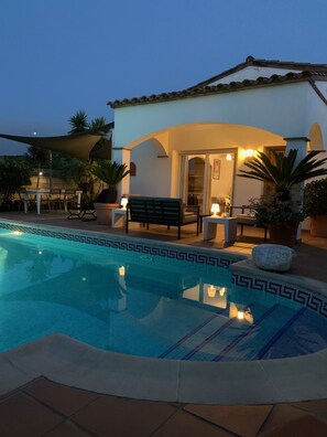 Pool - L'Escala: house with private garden, pool, & free Wi-Fi (L'Escala)