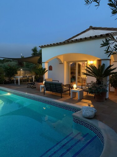 L'Escala: house with private garden, pool, & free Wi-Fi