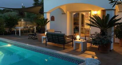L'Escala: house with private garden, pool, & free Wi-Fi
