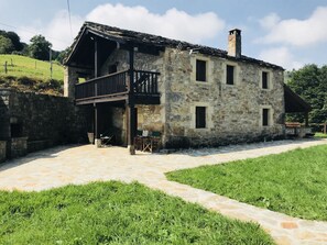 Exterior - House with impressive stone lookout suspended in the mountain and views (SAN ROQUE DEL RIO MIERA - CANTABRIA)