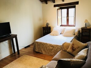 3 quartos, ferros/tábuas de passar roupa, berço de viagem, roupa de cama