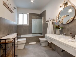 Baignoire, sĂšche-cheveux, serviettes fournies