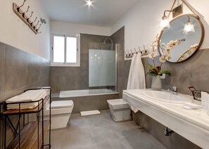 Tina, secadora de cabello, toallas 