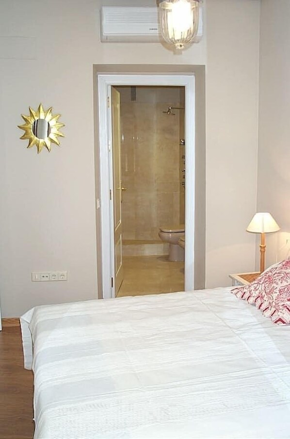 1 slaapkamer, een strijkplank/strijkijzer, wifi, beddengoed