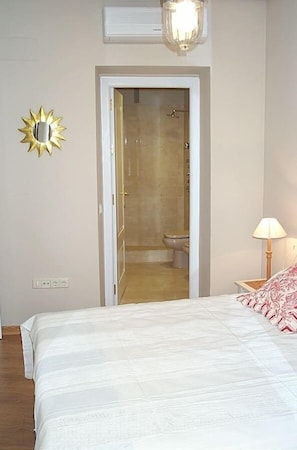 1 slaapkamer, een strijkplank/strijkijzer, wifi, beddengoed