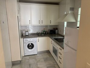 Een koelkast, een microgolfoven, een oven, een kookplaat