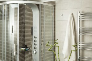 Deluxe Apartment, City View | Bathroom