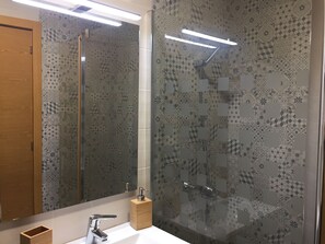 Doccia, asciugacapelli, asciugamani, sapone