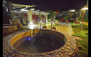 Outdoor spa tub - Residence Villa Elaisa (Civitella Del Tronto TE)