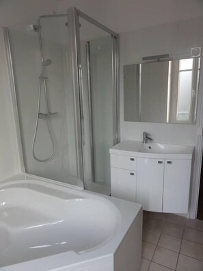 Baignoire, sĂšche-cheveux, serviettes fournies