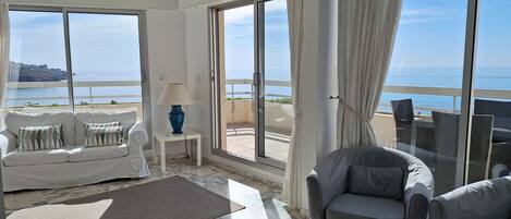 Fernseher, DVD-Player, Bücher