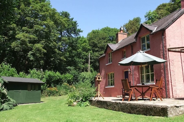 FOUR STAR Visit Wales 'Chocolate Box' hideaway nestling in National Trust woods