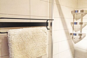 シャワー、ヘアドライヤー、タオル