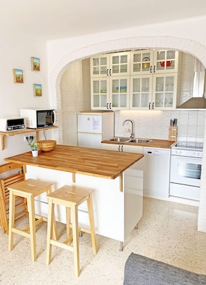 Fridge, microwave, oven, dishwasher