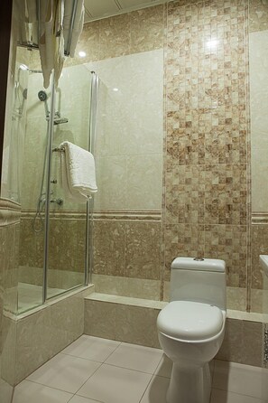 Shower, free toiletries, hair dryer, slippers - Hotel Topaz (Astana)